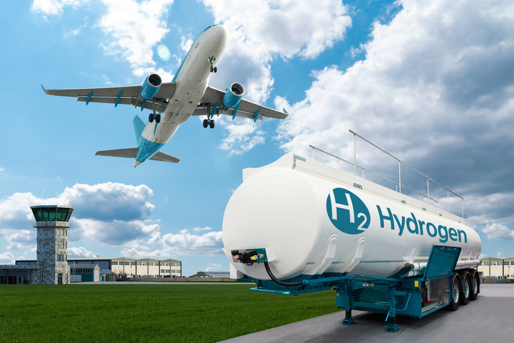 Airplane and hydrogen tank